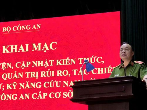  Trung tướng Lê Quang Bốn, Hiệu trưởng Trường Đại học Phòng cháy, chữa cháy phát biểu khai mạc khóa tập huấn. 