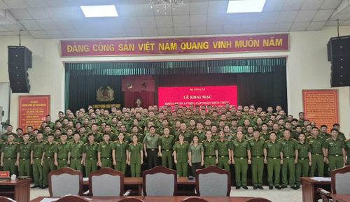 Các đại biểu và các học viên tại lễ khai mạc Khóa tập huấn.