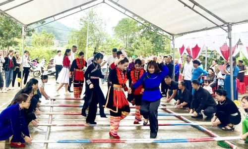 Các khu dân cư trên địa bàn tỉnh tích cực thực hiện phong trào “Toàn dân đoàn kết xây dựng đời sống văn hóa”, góp phần xóa bỏ hủ tục, xây dựng nếp sống văn minh.