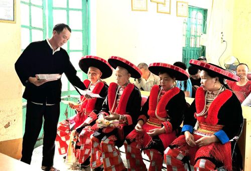 Bí thư Chi bộ, Trưởng xóm Lũng Chang tuyên truyền pháp luật cho người dân về phòng, chống tảo hôn.