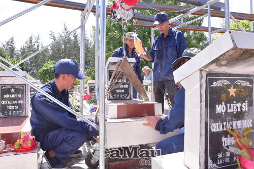  Nhiệm vụ khai quật mộ liệt sĩ gặp nhiều khó khăn do nghĩa trang trải qua nhiều lần duy tu, quách hài cốt nằm sâu dưới hơn 1m đất và bê tông.