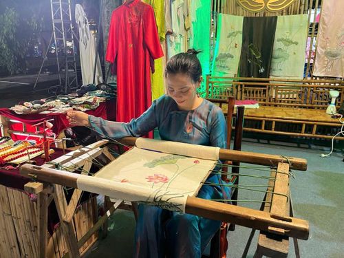 Đến lễ hội, du khách tận mắt chứng kiến nghệ nhân làm ra những sản phẩm lụa, thêu, mỹ nghệ từ sen…