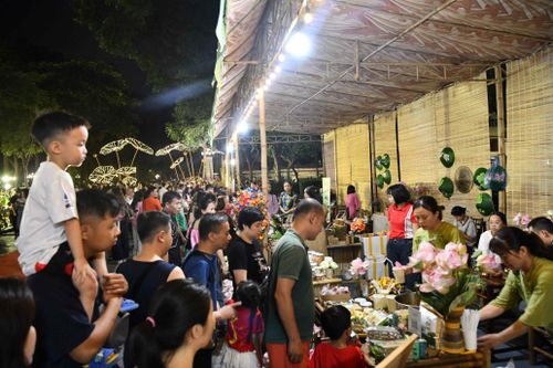 Bên cạnh việc ngắm sen, du khách còn được tham quan các gian hàng OCOP, sản phẩm thủ công mỹ nghệ, thời trang lấy cảm hứng từ hoa sen; theo dõi trình diễn nghề dệt tơ sen, tìm hiểu quy trình ướp trà sen truyền thống, tham gia workshop làm trà sen và thưởng thức nhiều món ăn được chế biến từ sen