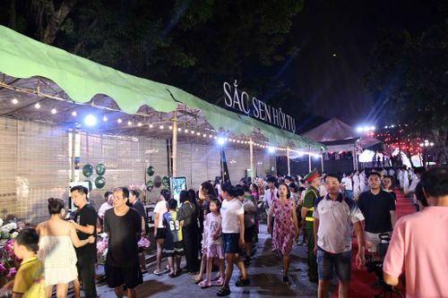 Đông đảo người dân, du khách dự lễ hội tối 26/6