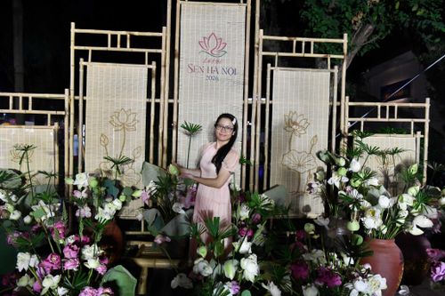 Một không gian check in với hoa sen ấn tượng được du khách trải nghiệm tại lễ hội