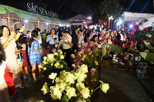 Ngay sau lễ khai mạc, du khách đã tham quan các không gian trưng bày sen. Trong đó, không gian "Sen - Nghệ thuật và sáng tạo" cũng thu hút đông đảo người dân 