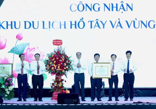 Tại lễ khai mạc, Phó Chủ tịch UBND thành phố Hà Nội Nguyễn Xuân Lưu trao chứng nhận Nghề ướp trà sen Quảng An, phường Tây Hồ, thành phố Hà Nội là Di sản Văn hóa phi vật thể quốc gia. Đồng thời, trao quyết định của UBND thành phố công nhận Khu Du lịch Hồ Tây và vùng phụ cận.