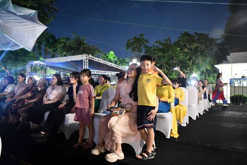 Nhiều bạn nhỏ cũng theo gia đình dự lễ khai mạc để được thưởng thức không khí sôi động và những tiết mục văn nghệ đặc sắc về hoa sen