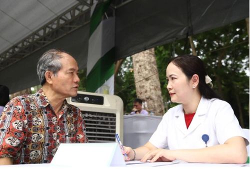 Các bác sĩ thăm khám, hướng dẫn người dân chăm sóc sức khỏe. Ảnh: suckhoedoisong.vn