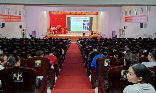 Cán bộ CDC Vĩnh Long nói chuyện chuyên đề phòng, chống tác hại của thuốc lá điện tử, thuốc lá thế hệ mới tại cơ sở giáo dục. Ảnh: soyte.vinhlong.gov.vn