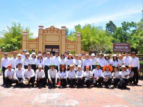 Cán bộ, đảng viên hai chi bộ chụp ảnh lưu niệm trước Khu di tích lịch sử cấp quốc gia Địa đạo Kỳ Anh, nơi diễn ra hoạt động giáo dục truyền thống cách mạng và bồi đắp bản lĩnh chính trị cho đảng viên.