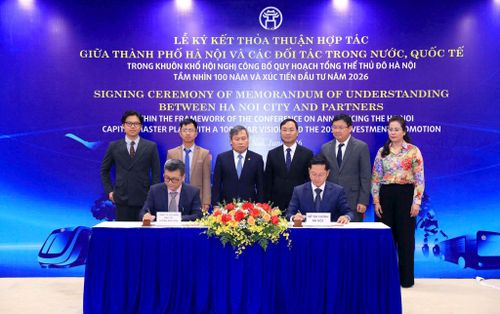 Chủ tịch UBND thành phố Hà Nội Vũ Đại Thắng chứng kiến các đơn vị ký kết MOU. Ảnh: Viết Thành