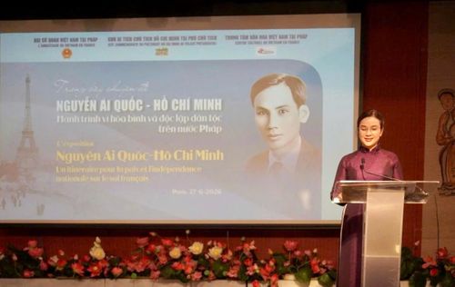 Bà Lê Thị Phượng, Giám đốc Khu Di tích Chủ tịch Hồ Chí Minh tại Phủ Chủ tịch phát biểu khai mạc chuỗi hoạt động. Ảnh: BTC