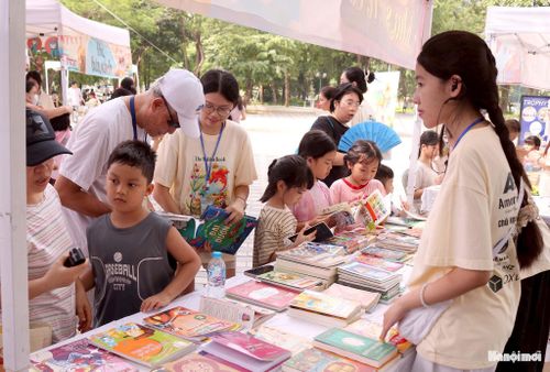 Hội chợ sách thu hút sự tham gia của cả trẻ nhỏ và người cao tuổi. Ảnh: MT
