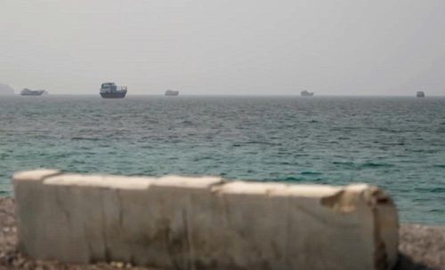 Tàu chở dầu trên Eo biển Hormuz. Ảnh chụp màn hình từ video Reuters