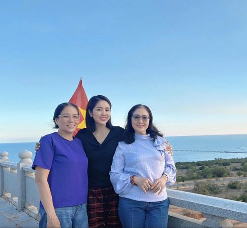Mẹ đẻ của Lê Phương có mối quan hệ rất tốt đẹp với mẹ chồng của nữ diễn viên. Hai mẹ của Lê Phương giữ liên hệ, thường xuyên gặp gỡ trong các sự kiện quan trọng của con, cháu như sinh nhật, nhập học hay tốt nghiệp.