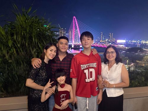 Vợ chồng Lê Phương cùng 2 con là Cà Pháo và Bông vui vẻ chụp ảnh kỉ niệm cùng bà ngoại. Bên con cháu, mẹ Lê Phương được nhiều người khen ngợi vẫn giữ được vẻ mặn mà dù đã lớn tuổi.
