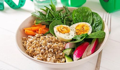 Ăn yến mạch cùng protein và rau xanh giúp giảm cân, đốt mỡ hiệu quả.
