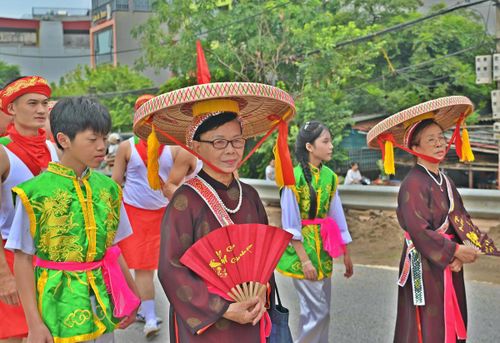 Hai phù giá nữ cho kiệu Đức Bà trong lễ hội đình Chèm năm 2026.