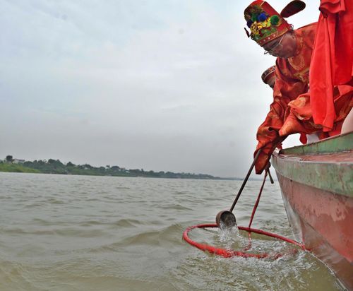 Trong đó, nghi thức rước nước từ sông Hồng về đình là điểm nhấn đặc sắc, được duy trì liên tục trong cả ba ngày diễn ra lễ hội.