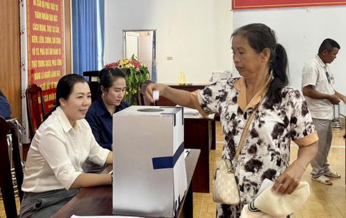 Người dân bốc thăm nhận nền tái định cư. Ảnh: HD