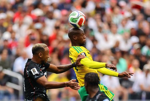 Canada (trái) mất lợi thế sân nhà sau khi chỉ đứng thứ hai tại vòng bảng World Cup 2026.