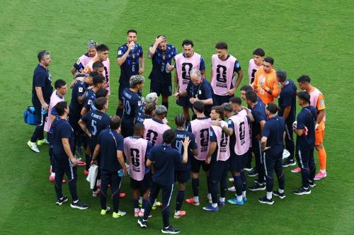Nội bộ Uruguay căng thẳng khi Bielsa cho rằng các trụ cột không ủng hộ ông trong giai đoạn khó khăn.