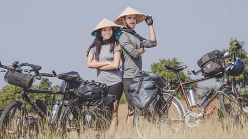 Năm 2020, Thibault Clemenceau và Trần Nguyễn Khánh Nguyên đạp xe 16.000 km từ Pháp về Việt Nam để gây quỹ cho trẻ em nghèo ở quận 12 (cũ) của TP.HCM. Ảnh: Nón Lá Project. 