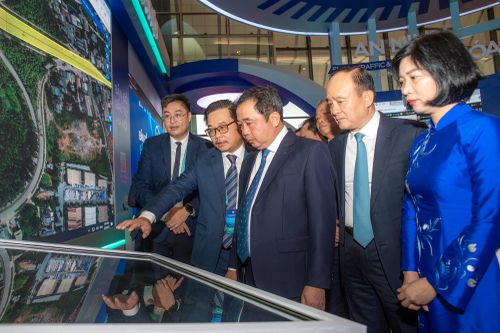  Trong khuôn khổ Hội nghị bố trí Khu vực giới thiệu Quy hoạch tổng thể Thủ đô Hà Nội tầm nhìn 100 năm, trưng bày hệ thống sa bàn kết hợp công nghệ trình chiếu 3D Mapping. 
