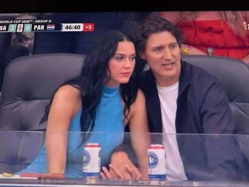  Katy Perry và Justin Trudeau bị bắt gặp trên sóng truyền hình World Cup. 
