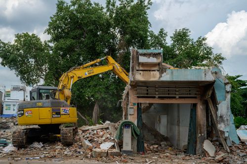  Ghi nhận vào những ngày cuối tháng 6, máy xúc, xe cơ giới và cần cẩu hoạt động liên tục để tháo dỡ các công trình còn lại trong phạm vi dự án. Xe tải ra vào vận chuyển vật liệu, thu dọn mặt bằng phục vụ các hạng mục tiếp theo. 