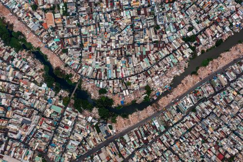  Từ trên cao, những khoảng đất trống kéo dài dọc hai bên rạch dần hiện ra sau khi nhiều căn nhà được tháo dỡ. Dòng rạch vốn nhiều năm bị che khuất bởi các dãy nhà san sát nay trở nên thông thoáng hơn. 
