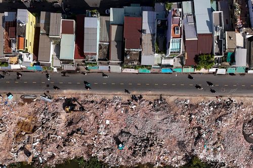  Khoảng 500 m đường Bùi Hữu Nghĩa là khu vực có sự thay đổi rõ nhất. Trước đây, nơi này tập trung nhiều nhà ở xây dựng sát mép nước. Đến nay, phần lớn công trình đã được tháo dỡ sau khi hoàn tất công tác bồi thường và bàn giao mặt bằng. Ảnh: Duy Hiệu. 