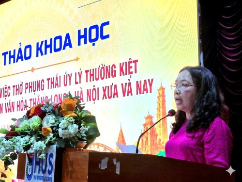 PGS.TS Nguyễn Thị Yên, Giám đốc Trung tâm Nghiên cứu và Bảo tồn văn hóa tín ngưỡng Việt Nam phát biểu đề dẫn hội thảo