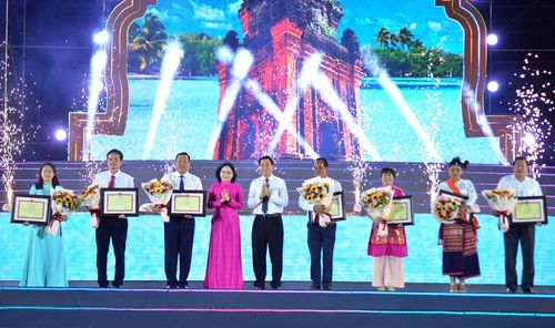 Thứ trưởng Bộ VHTTDL Trịnh Thị Thủy, Trưởng Ban Chỉ đạo ngày hội và ông Nguyễn Long Biên, Phó Chủ tịch Thường trực UBND tỉnh Khánh Hòa, Phó Trưởng Ban Chỉ đạo, Trưởng Ban Tổ chức trao Bằng khen và hoa chúc mừng các đoàn. Đại diện đoàn TP.HCM đứng bìa trái