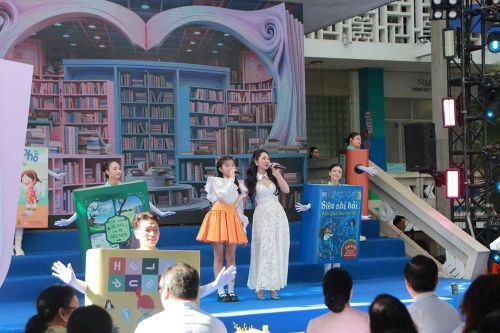 Không gian văn hóa đọc vàcác hoạt động thu hút đông đảo các em thiếu nhi tham gia tại chương trình trao tặng “Tủ sách cộng đồng”