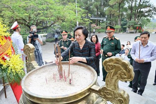 Bí thư Trung ương Đảng, Phó Thủ tướng Chính phủ Phạm Thị Thanh Trà, Trưởng ban Chỉ đạo quốc gia về tìm kiếm, quy tập và xác định danh tính hài cốt liệt sĩ dâng hương tại Nghĩa trang Liệt sĩ Quốc gia Trường Sơn (tháng 4.2026). Ảnh: VGP