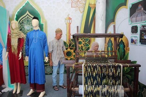 Vợ chồng nghệ nhân Mo Ha Mad ngụ tại ấp Phũm Soài, xã Châu Phong, tỉnh An Giang đến Ngày hội trình diễn nghề dệt thổ cẩm