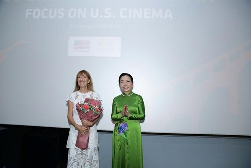 TS. Ngô Phương Lan tặng hoa nữ diễn viên Jane Seymour