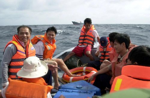 Ông Nguyễn Văn Nam (ngoài cùng bên trái) trong một lần cùng đồng đội vượt sóng đi nhà giàn DK1 (ảnh tư liệu DK1)