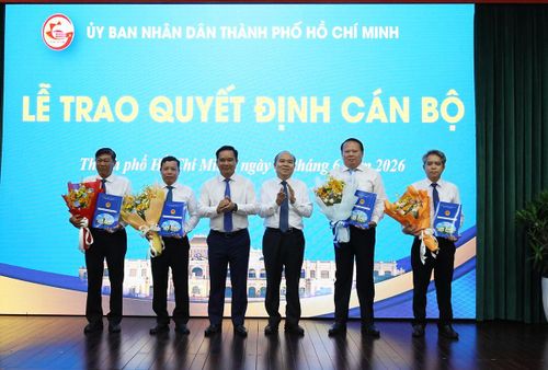 Lãnh đạo UBND TP.Hồ Chí Minh trao Quyết định điều động cán bộ đến công tác tại các phường