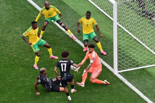 Tình huống nguy hiểm trước khung thành Nam Phi. (Ảnh: FIFA)