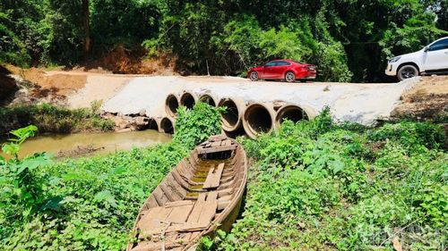 Khu vực đập tạm để qua suối Mã Đà.