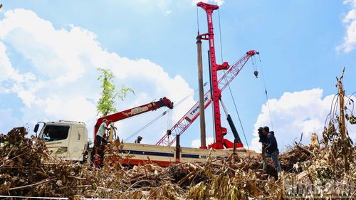 Đơn vị thi công tập trung máy móc, nhân lực thi công dự án cầu Mã Đà.