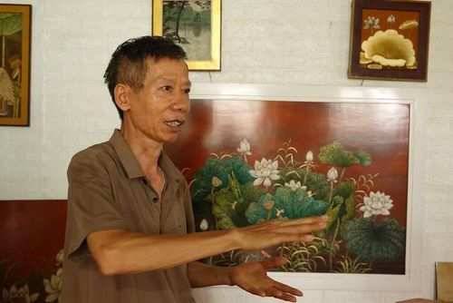 Nghệ nhân Đinh Văn Hùng là số ít người còn lại theo sơn mài truyền thống. (Ảnh: HÀ THƯƠNG)
