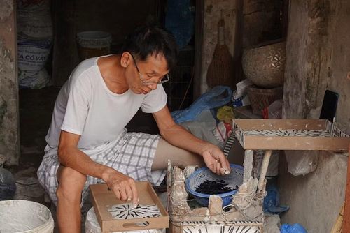 Ông Sắc miệt mài bên căn xưởng nhỏ của gia đình. (Ảnh: HÀ THƯƠNG)
