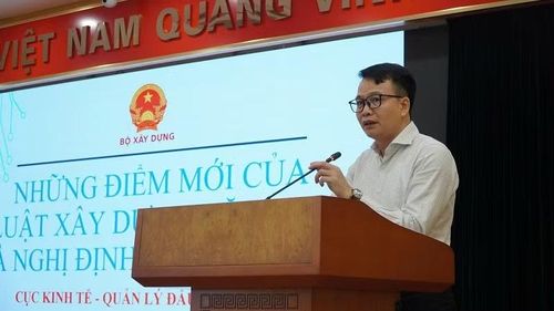 Phó Cục trưởng Cục Kinh tế - Quản lý đầu tư xây dựng (Bộ Xây dựng) Bùi Văn Dưỡng chia sẻ tại hội nghị (Ảnh: Lan Hương)