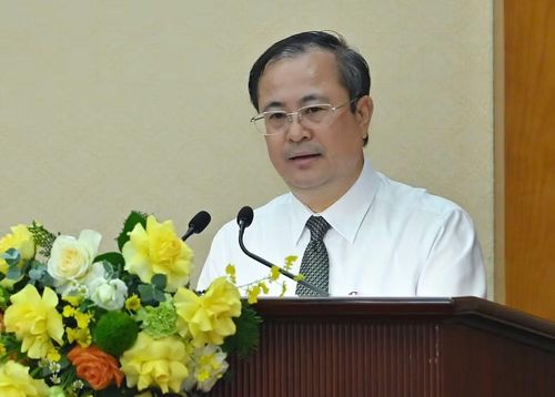 Đồng chí Nguyễn Quang Trường, Chánh Văn phòng Ban Nội chính Trung ương, trình bày Báo cáo tóm tắt kết quả công tác 6 tháng đầu năm; phương hướng, nhiệm vụ 6 tháng cuối năm (Ảnh: THỦY NGUYÊN)