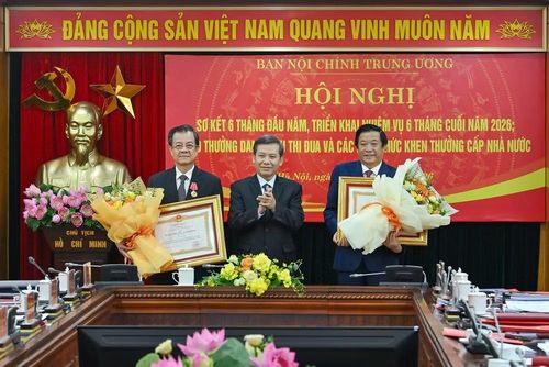 Đồng chí Lê Minh Trí trao Huân chương Lao động hạng Nhất và hoa tặng các đồng chí Lê Hồng Quang và Bùi Văn Nghiêm. (Ảnh: THỦY NGUYÊN)