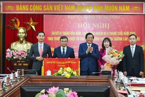 Đồng chí Bùi Văn Nghiêm trao Cờ thi đua của Chính phủ tặng Vụ Nghiên cứu tổng hợp. (Ảnh: THỦY NGUYÊN)